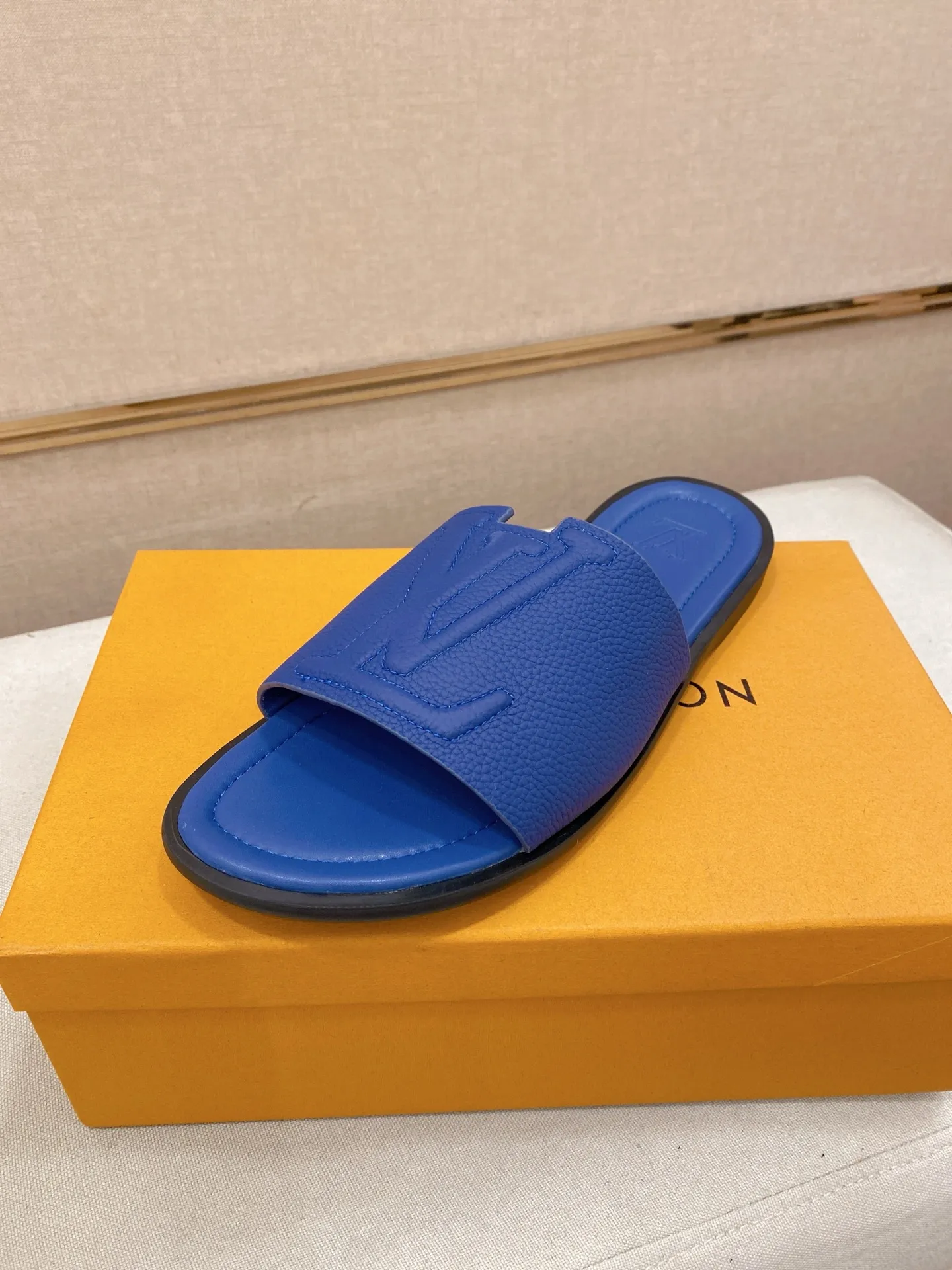 Men's shoes 💰: 340💰Made by LV🔍Top purchasing agents. Men's spring and summer slippers are available at the same counter. The uppers are imported cowhide from Italy, with logo graphics and high-quality craftsmanship. Soles: original soles specially provided by the original factory. Exclusive movable molded soles are super comfortable. Original goods follow orders. 🔍🔍High quality. You can enter and exit the counter at will. Welcome to compare. Size 38-44. Can be customized45